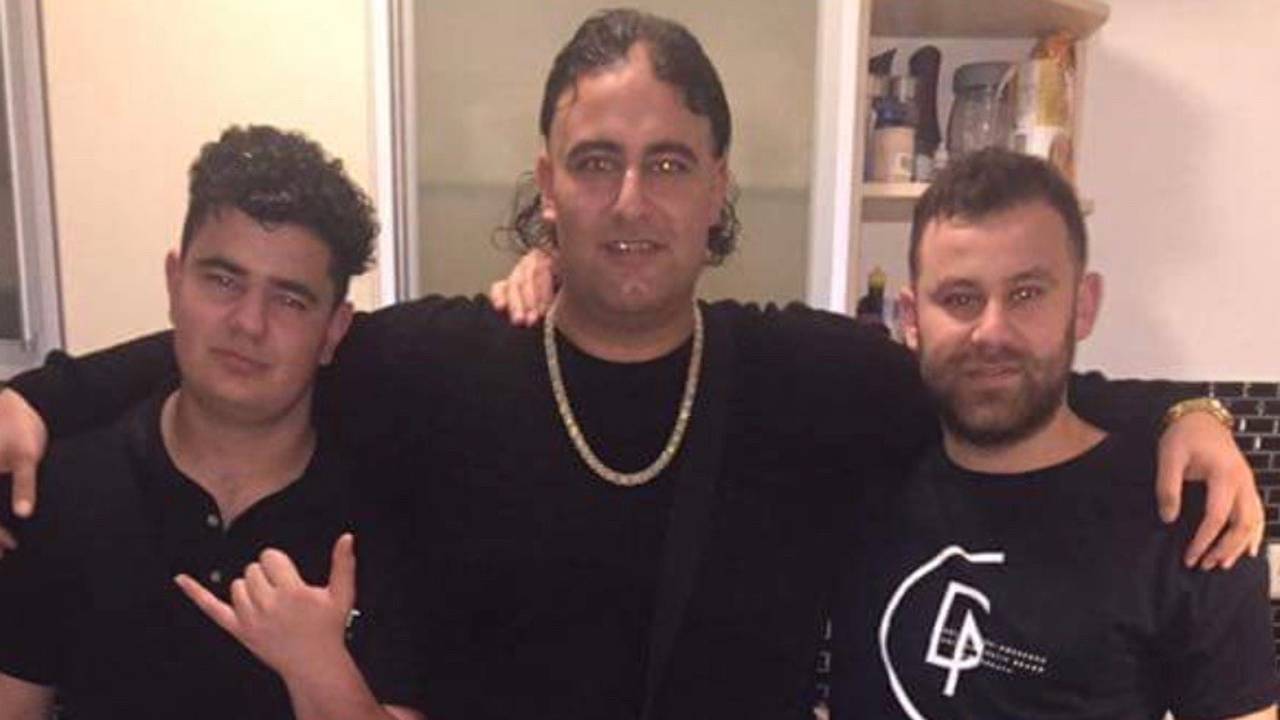 Kaan S. (midden) met twee van zijn jongere broers. (foto: Cihan S.)