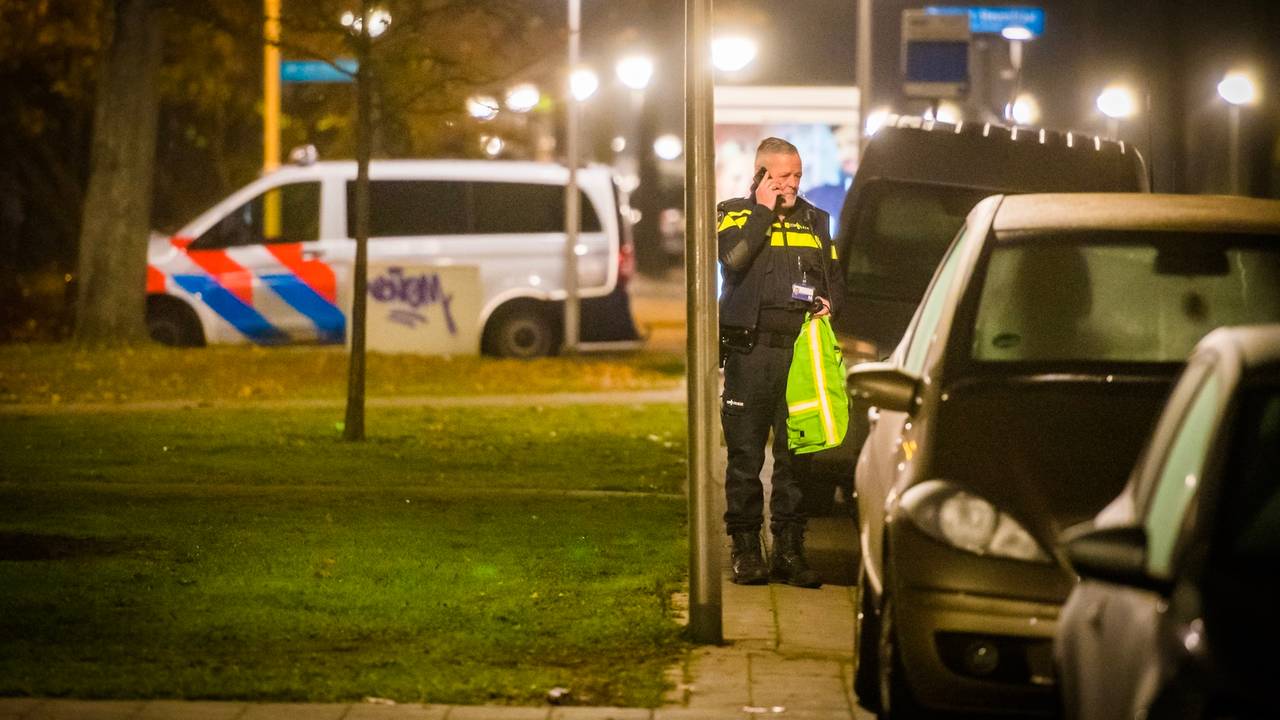 De politie onderzoekt de beroving in de Insulindelaan in Eindhoven (foto: Sem van Rijssel/.SQ Vision).