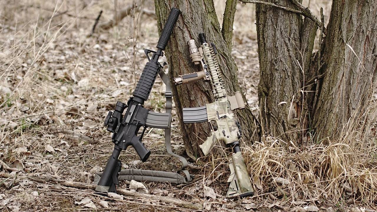 Voorbeelden van airsoftwapens. Het is nog onbekend waarmee de jongens precies op de treinen hebben geschoten (foto: pixabay).