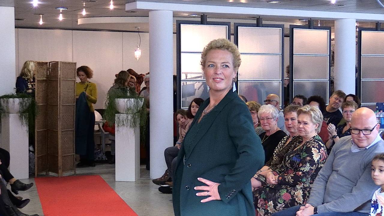 Karin maakt haar modellendebuut.