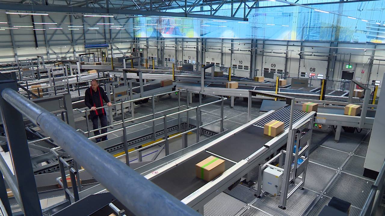 Per uur rollen hier 9500 pakjes van de band (foto: Tonnie Vossen).