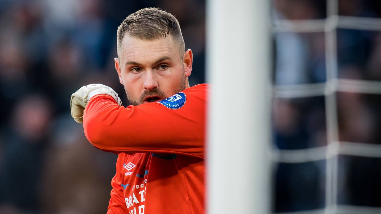 Keeper Jeroen Zoet gepasseerd door trainer Mark van Bommel. (Foto: Hollandse Hoogte Sport)
