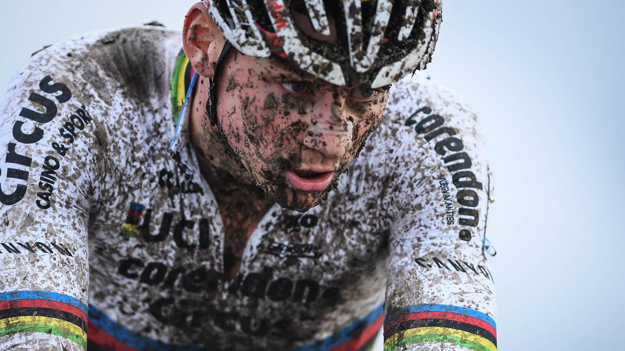 Mathieu van der Poel grijpt naast wereldbeker veldrijden, trofee gaat naar aartsrivaal Wout van ...