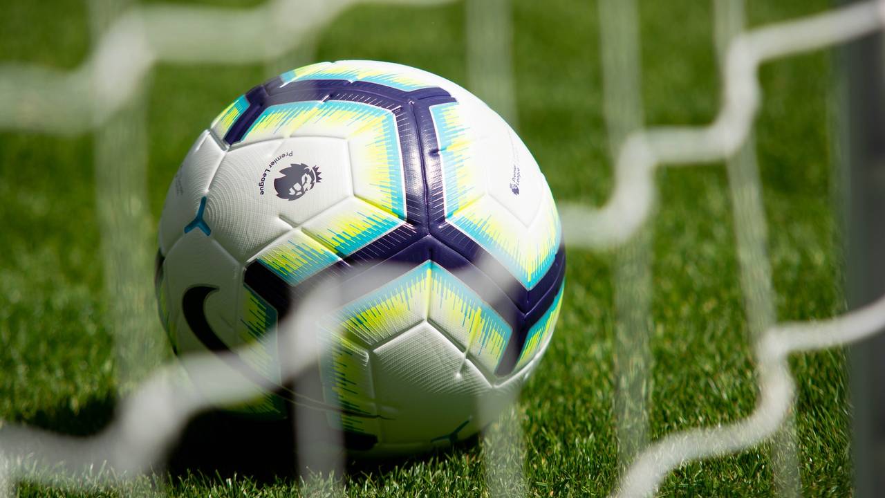 Een voetbal in het doel. (Foto: Pixabay)