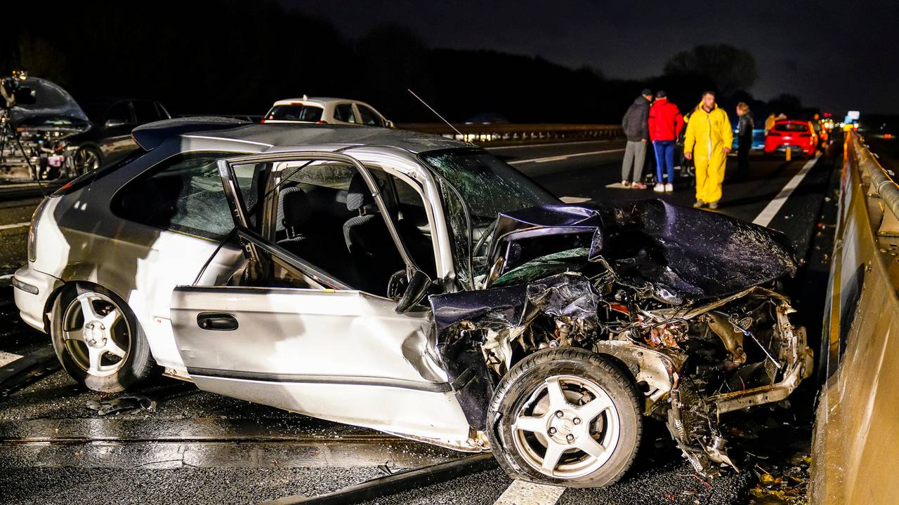 Meerdere auto's zijn bij het ongeluk betrokken. (Foto: Marcel van Dorst/SQ Vision)
