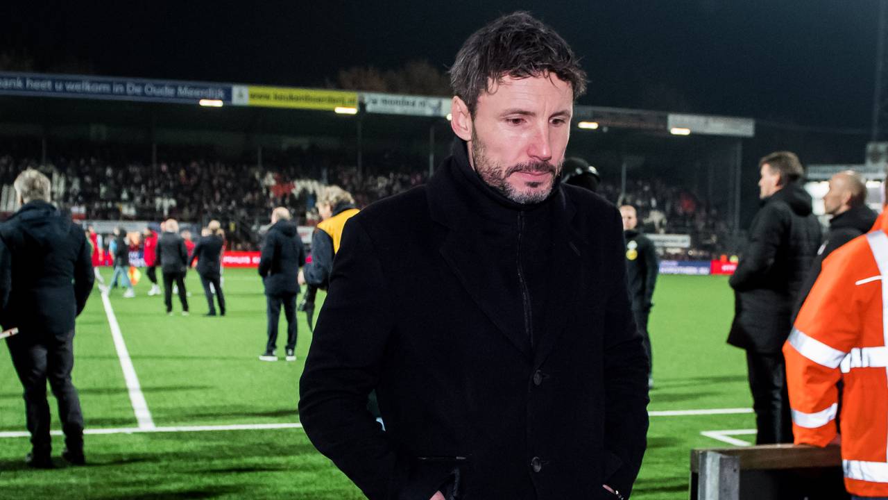 Mark van Bommel na het gelijkspel tegen FC Emmen (Foto: Hollandse Hoogte)