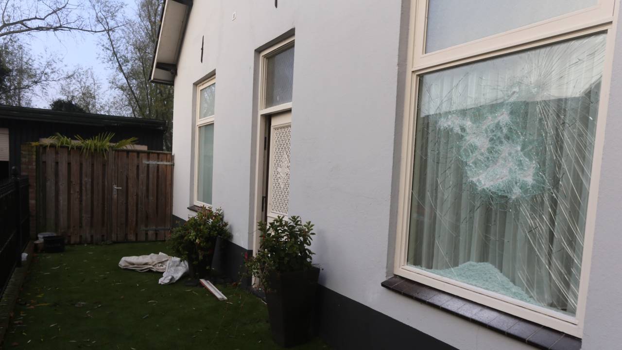 De politie heeft dinsdagochtend invallen gedaan in Den Bosch in een groot onderzoek naar groepsverkrachtingen (foto: Bart Meesters/Meesters Multi Media).