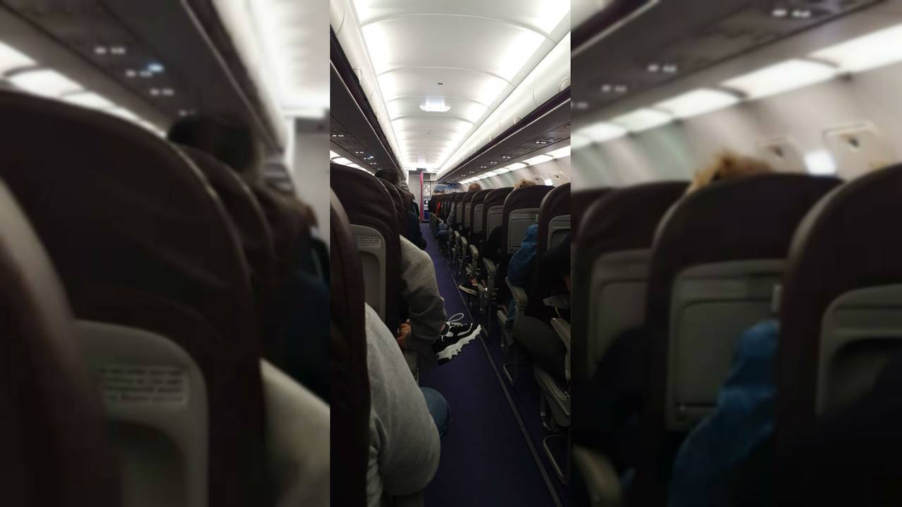 Ron zit al uren te wachten in het vliegtuig.