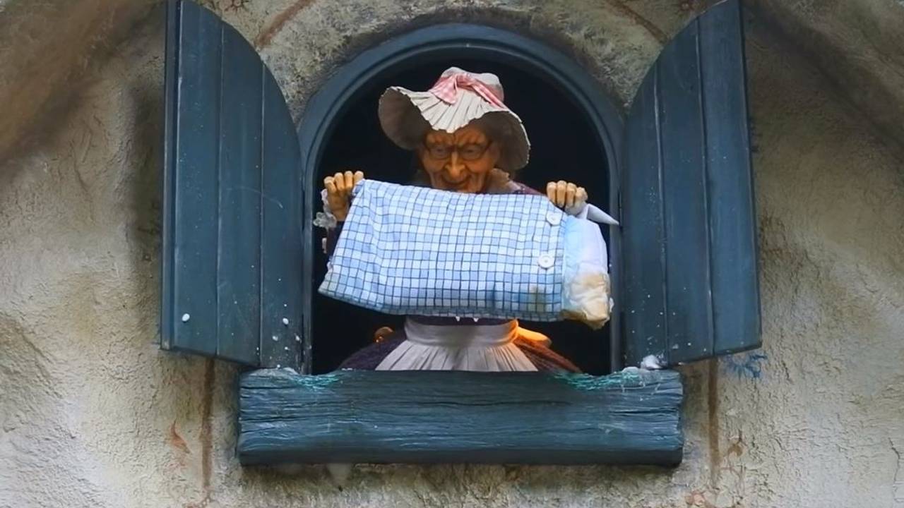 Vrouw Holle schudt haar kussen nog maar eens uit.