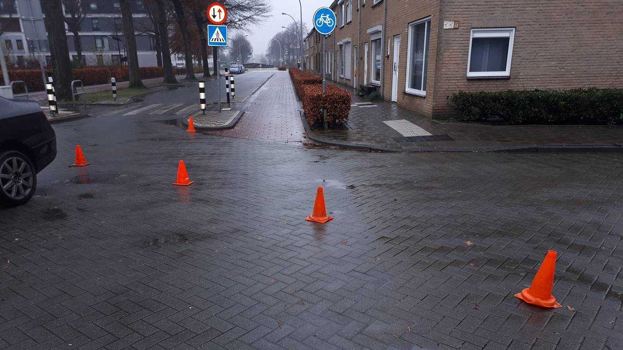 De pylonen werden door verschillende automobilisten genegeerd (foto: Facebook politie Waalwijk).