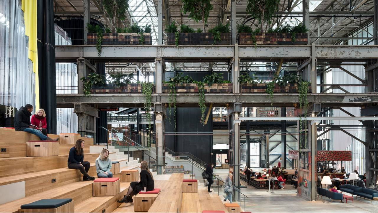 Door de hoogte van het gebouw stijgt de warme lucht op (foto: Stijn Bollaert).
