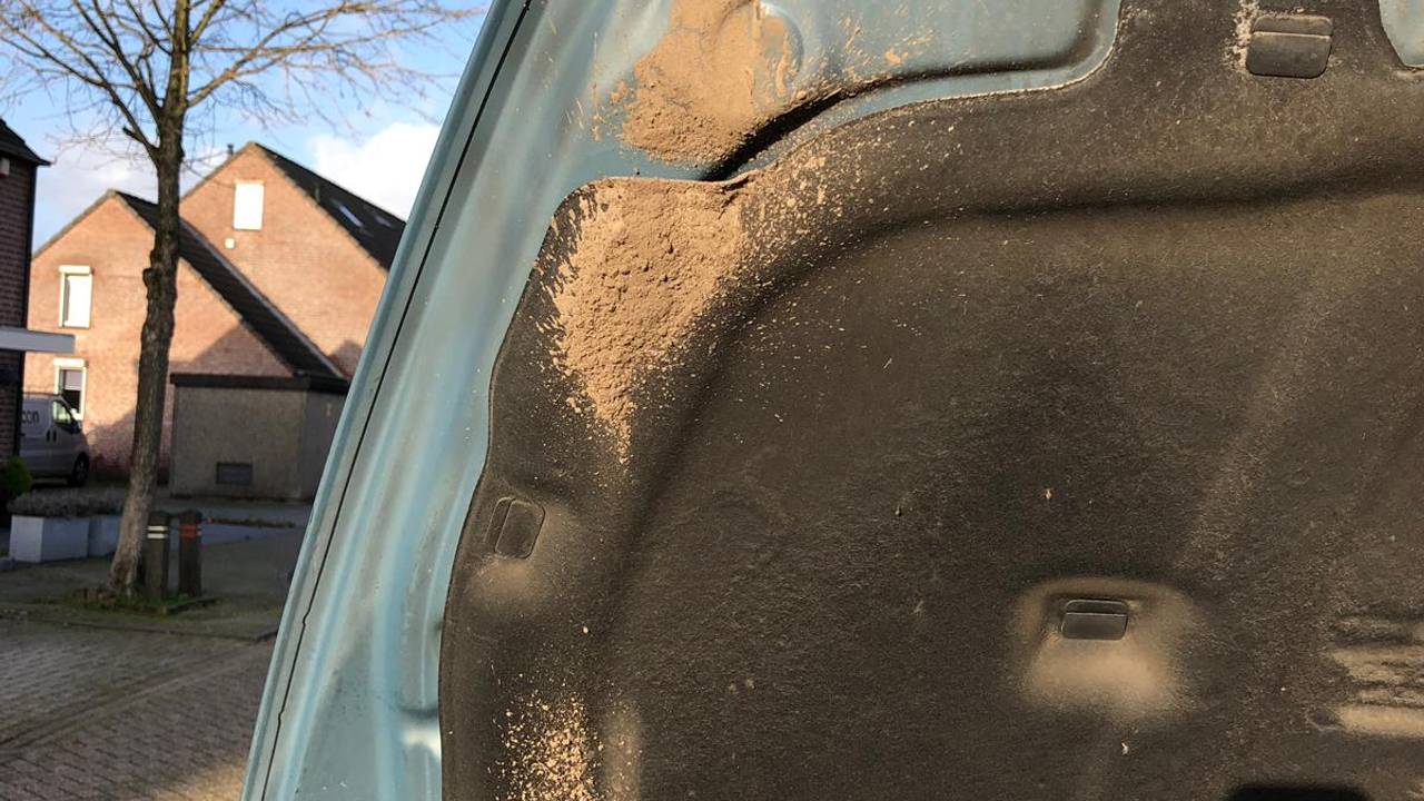 De auto van Nicole zat tot de motorkap onder de modder.