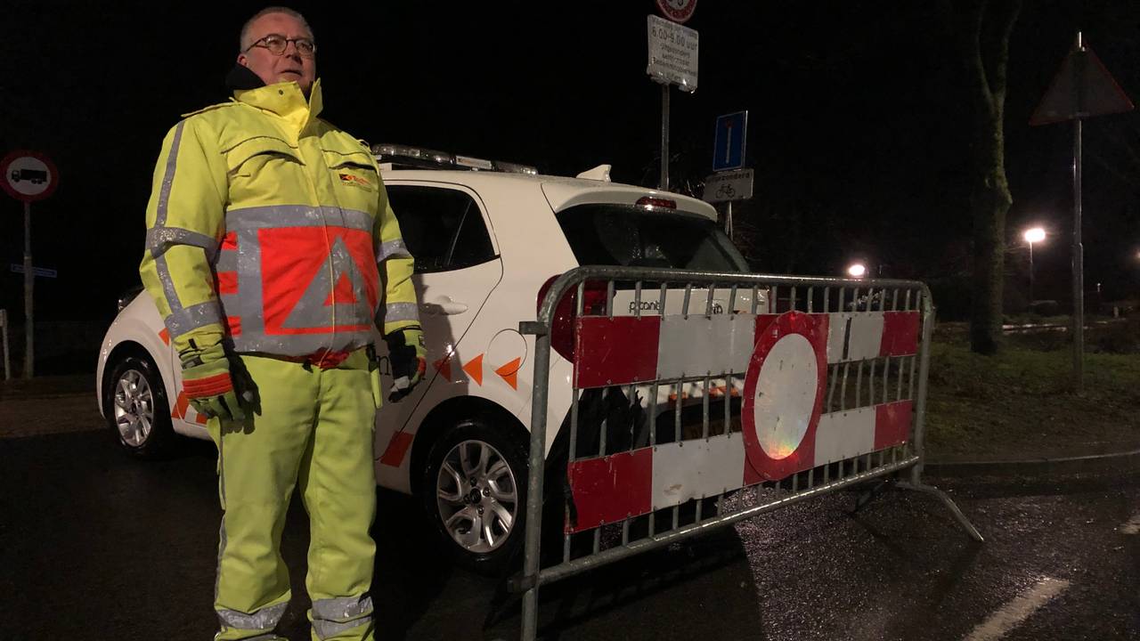 De belangrijkste toegangswegen in Zevenbergschen Hoek zijn afgezet. (Foto: Raymond-Merkx)