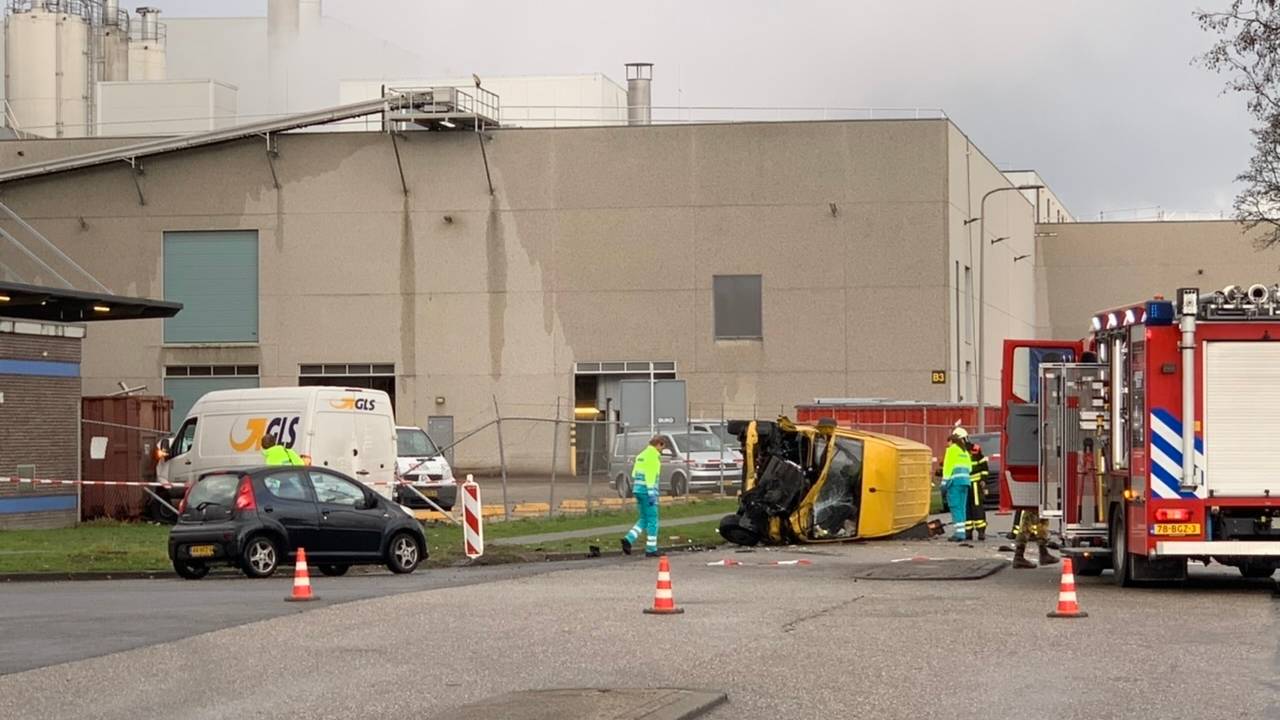De twee busjes die bij het ongeluk betrokken waren (foto: Jack Brekelmans/Persburo BMS).