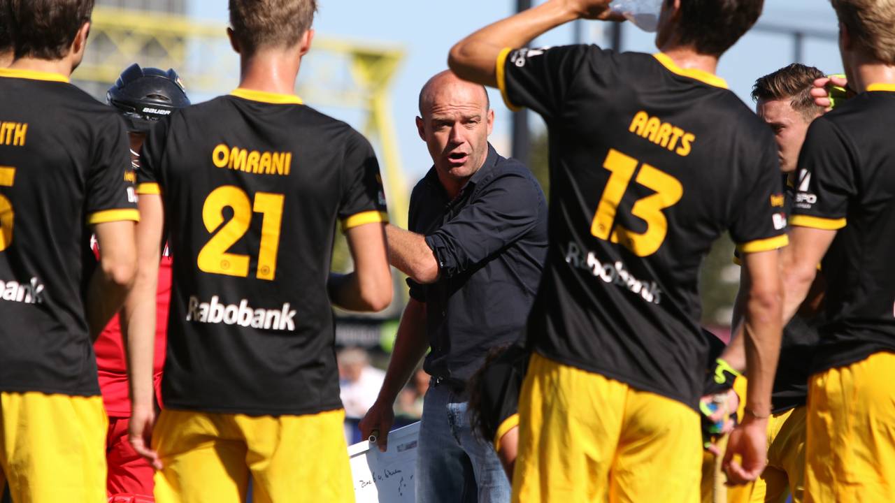 Verboom spreekt zijn mannen toe tijdens een wedstrijd in de Hoofdklasse (foto: OrangePictures).