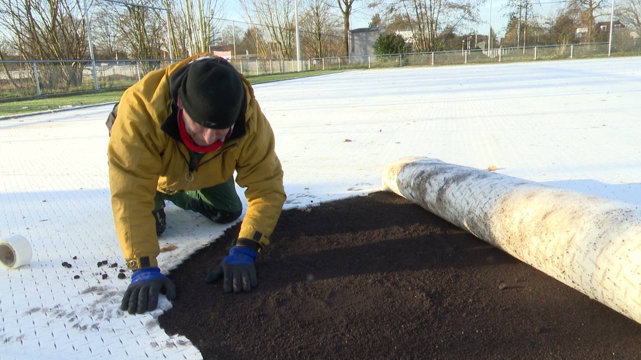 De voorbereidingen voor de nieuwe grasmat. (foto: Raymond Merkx)