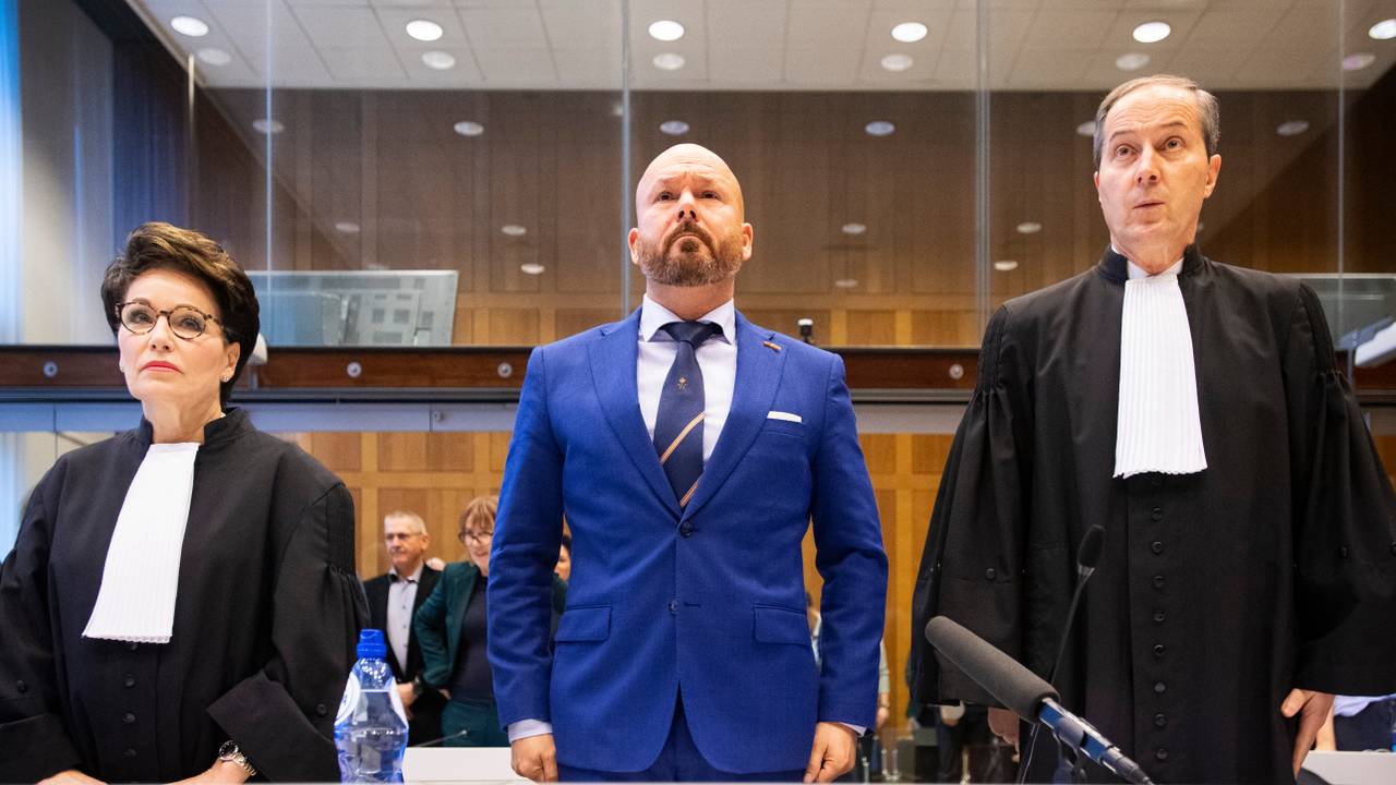 Marco Kroon en zijn advocaten Geert-Jan en Carry Knoops (foto: ANP 2019/Piroschka van de Wouw).