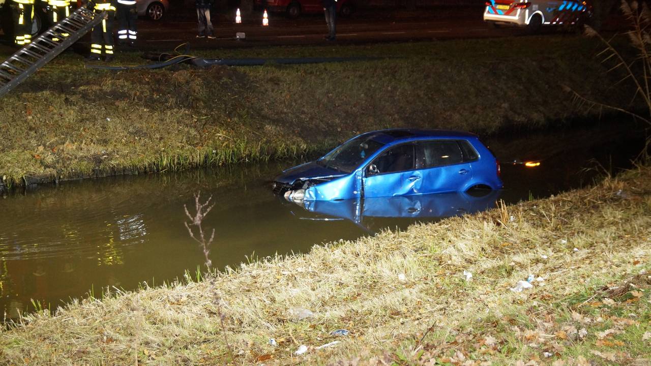 De te water geraakte auto (foto: Erik Haverhals/Foto Persbureau Midden Brabant).