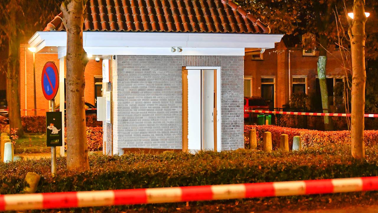 De 'gekraakte' pinautomaat (foto: Rico Vogels/SQ Vision Mediaprodukties).