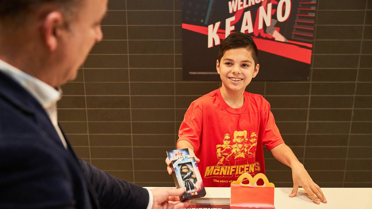 Keano deelt zichzelf als superheld uit (foto: McDonald's).