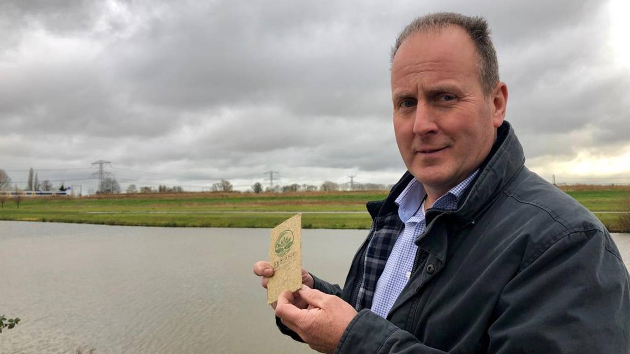 Jan Veerhuis wil met zijn karton van rijststro de rijstboeren helpen. (Foto: Erik Peeters)