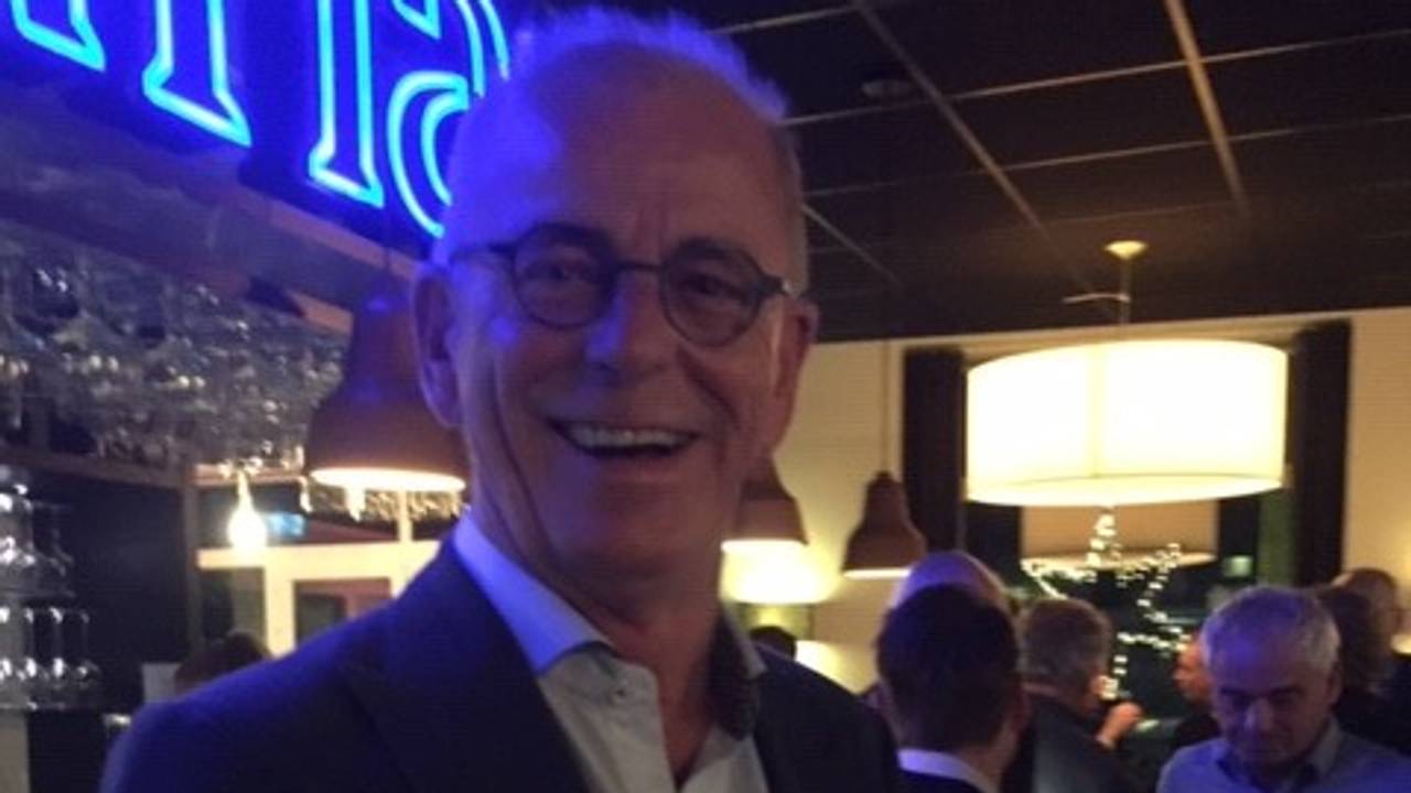Kees van der Kroon tijdens zijn wekelijkse 'eindejaarsborrel' in Overloon. (Foto: Femke de Jong)