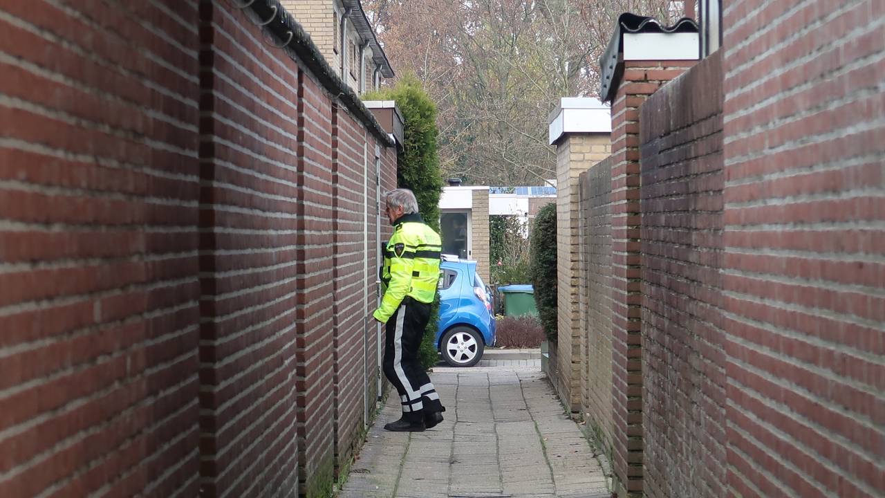 Politieonderzoek in een brandgang (foto: Stuve Fotografie).