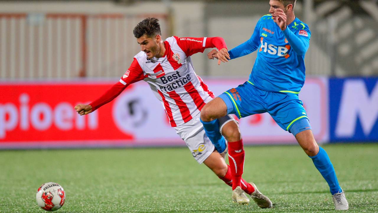 Cihat Çelik is zijn Volendamse tegenstander te slim af (foto: OrangePictures).