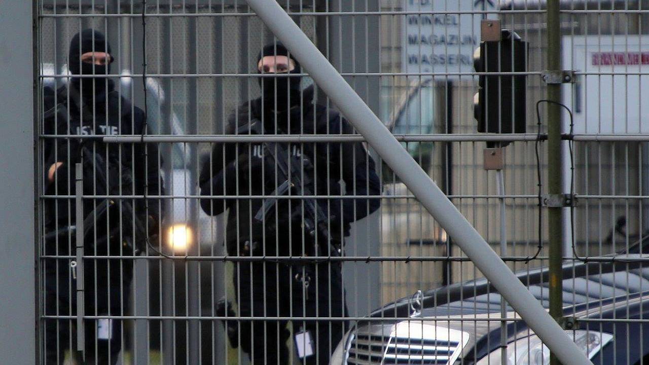 Advocaat van Ridouan Taghi opgepakt: 'Hielp met ...