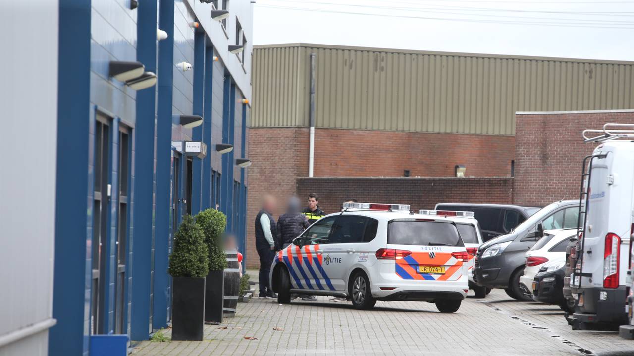 Politie aan De Beverspijken in Den Bosch nadat daar een bedrijf werd overvallen.