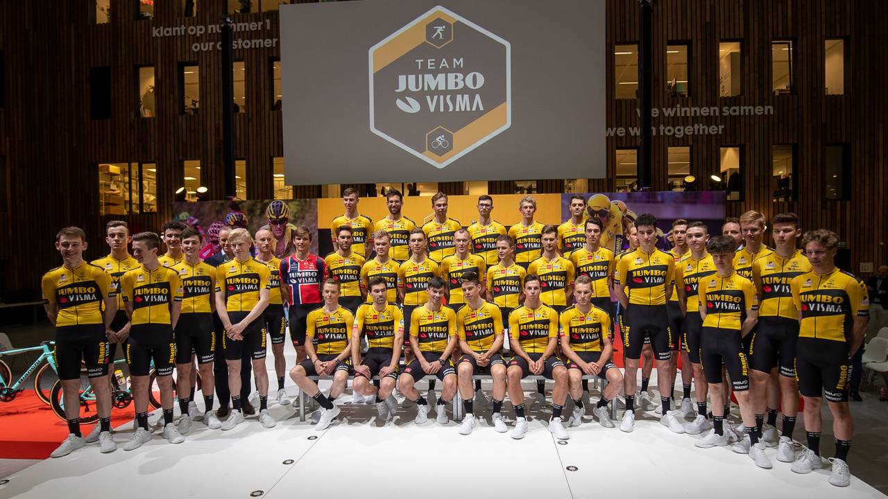 Hidde van Veenendaal, zesde van rechts, met de grote mannen op het podium (foto: OrangePictures).