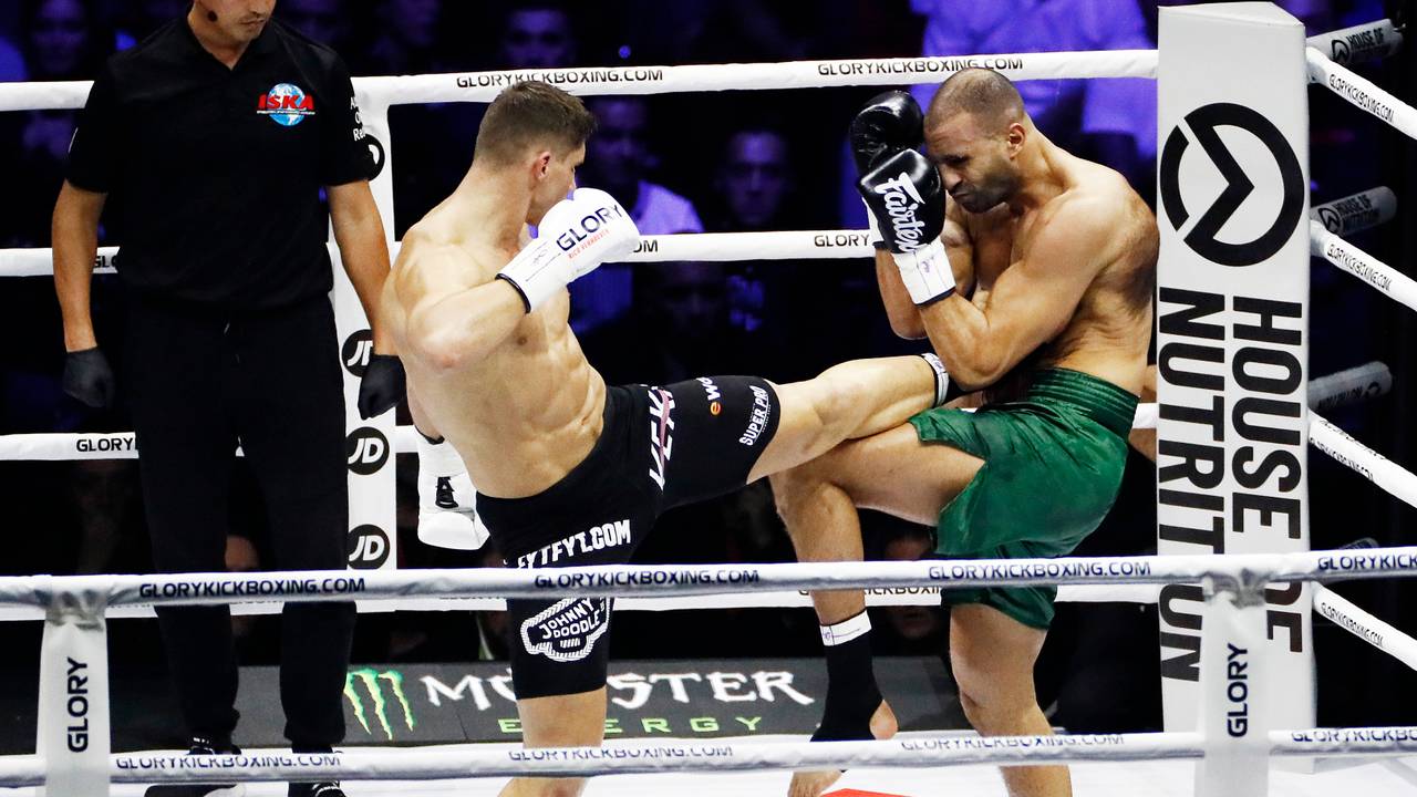 Rico Verhoeven (l) neemt het op tegen Badr Hari (r). (Foto: ANP)