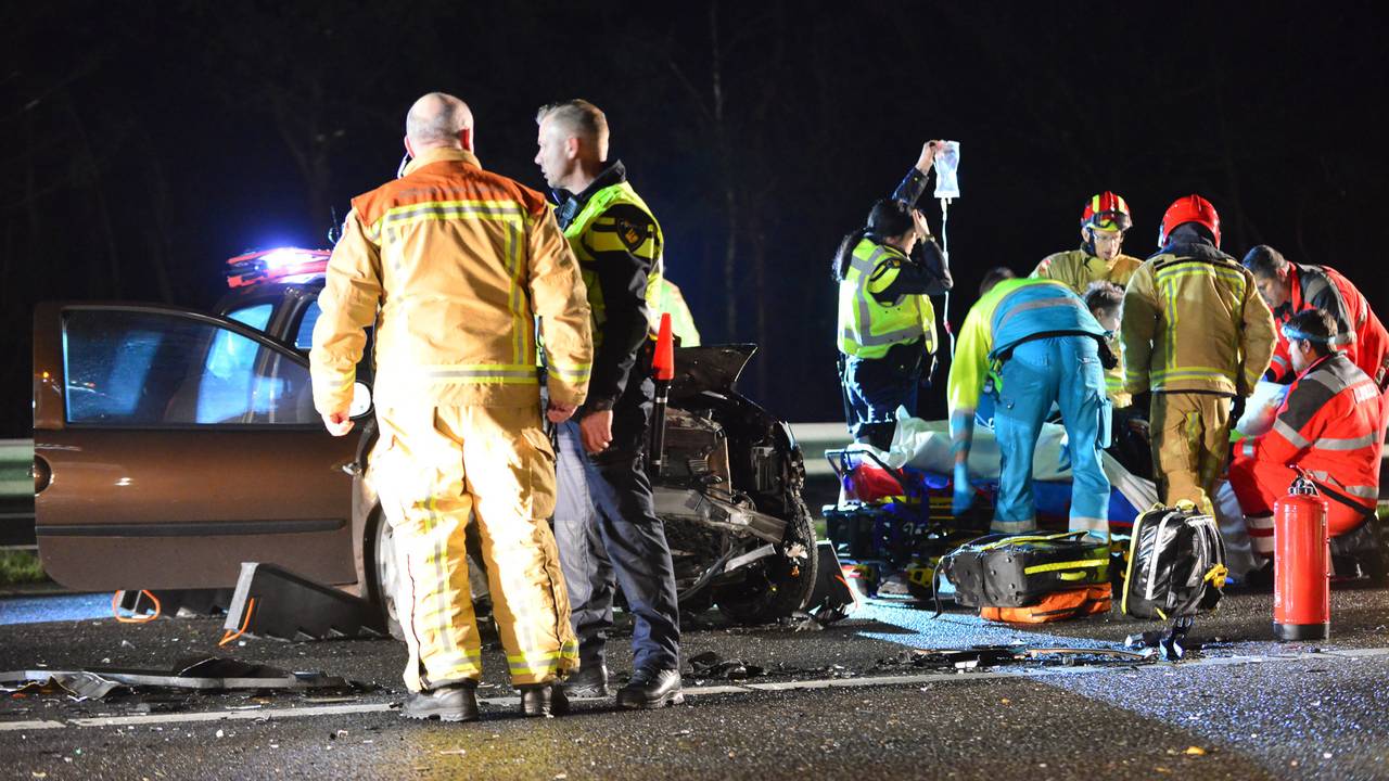 Een bestuurder is na een zwaar ongeluk op de A2 bij Maarheeze verdwenen. (Foto: Johan Bloemers)