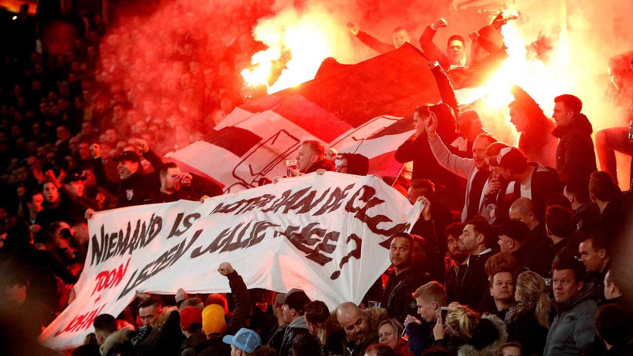 Een statement van de PSV-supporters tegen John de Jong en Toon Gerbrands (foto: Hollandse Hoogte).