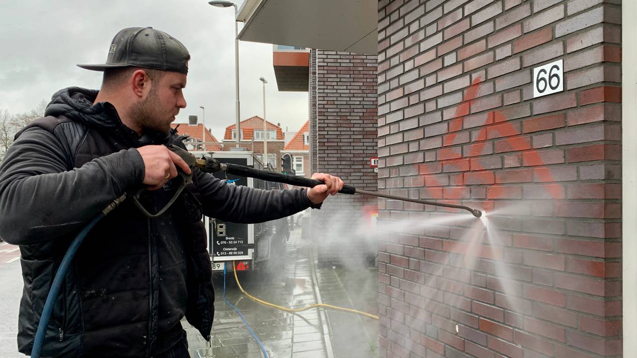Schoonmaker Bobby van Haaren verwijdert de hakenkruizen (foto: Youssef Zerrouk).