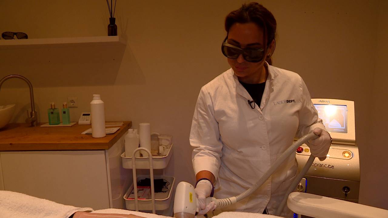 Lasertherapeut Tabitha aan het werk.