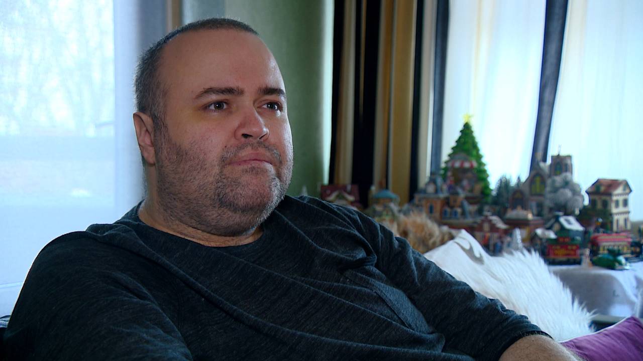 Bart reageert op de leeftijd van de verdachten.