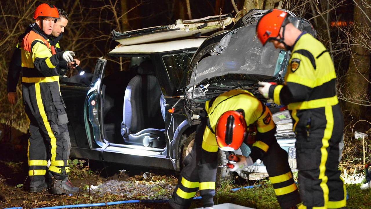 De bestuurder werd door de brandweer bevrijd uit de auto. (Foto: Perry Roovers)