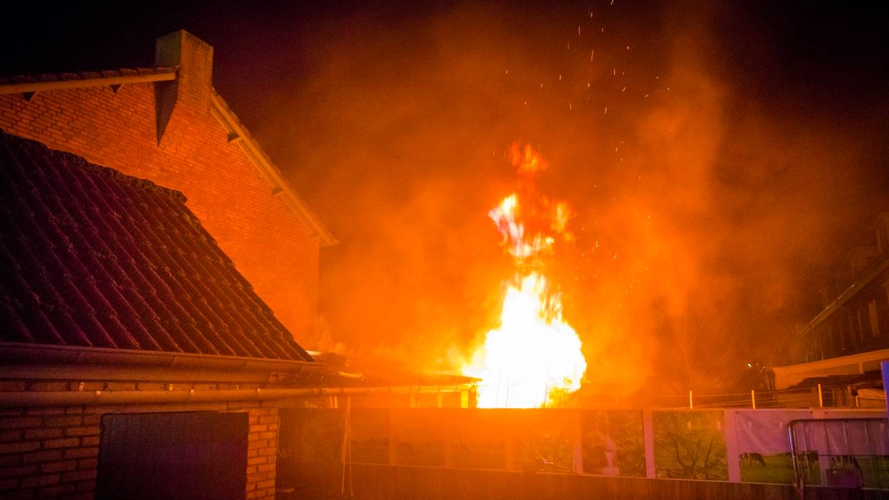 Buurtbewoners worden opgeschrikt door metershoge vlammen in Eindhoven. (Foto: Sem van Rijssel)