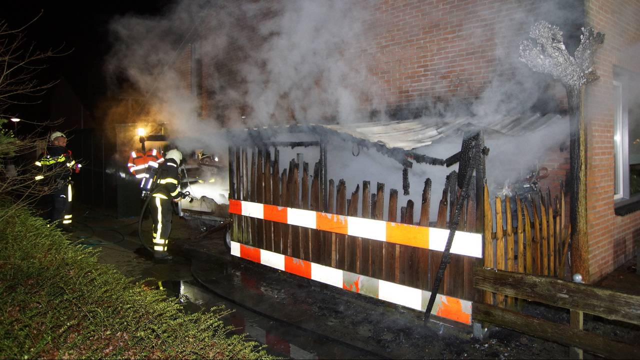 Er is veel rookontwikkeling als een schuurtje in Sprang-Capelle volledig in vlammen opgaat. (Foto: Erik Haverhals)