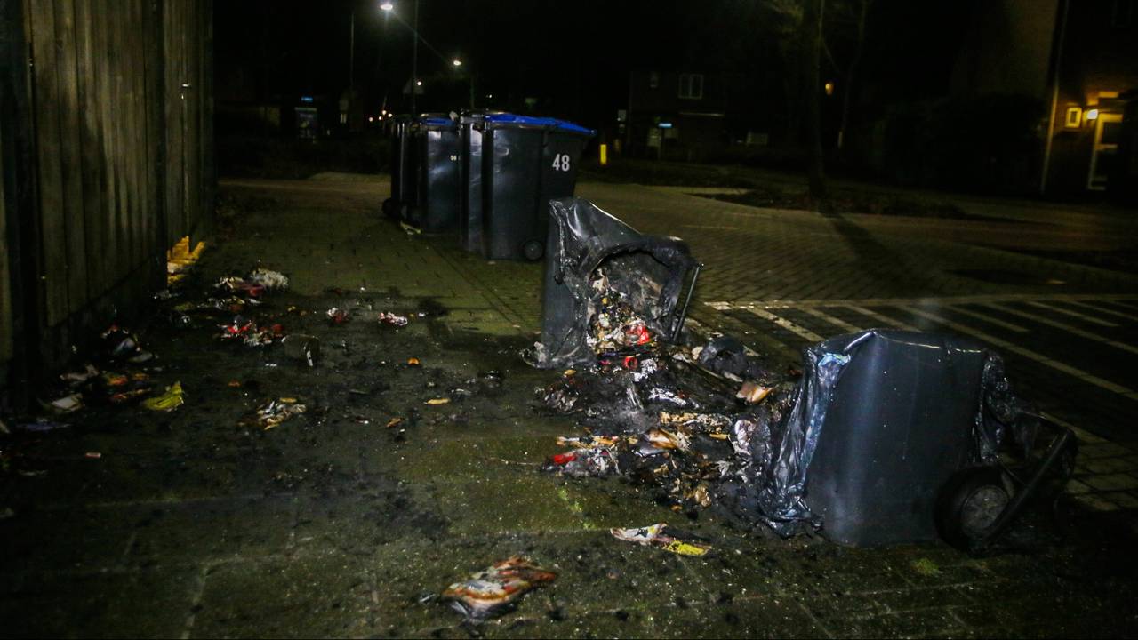 Smeulende ravage na klikobranden in Helmond. (Foto: Pim Verkoelen)