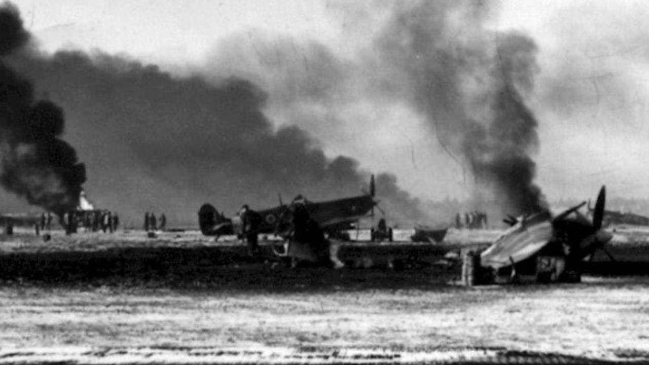 Puinhopen na de aanval op een van de geallieerde vliegvelden