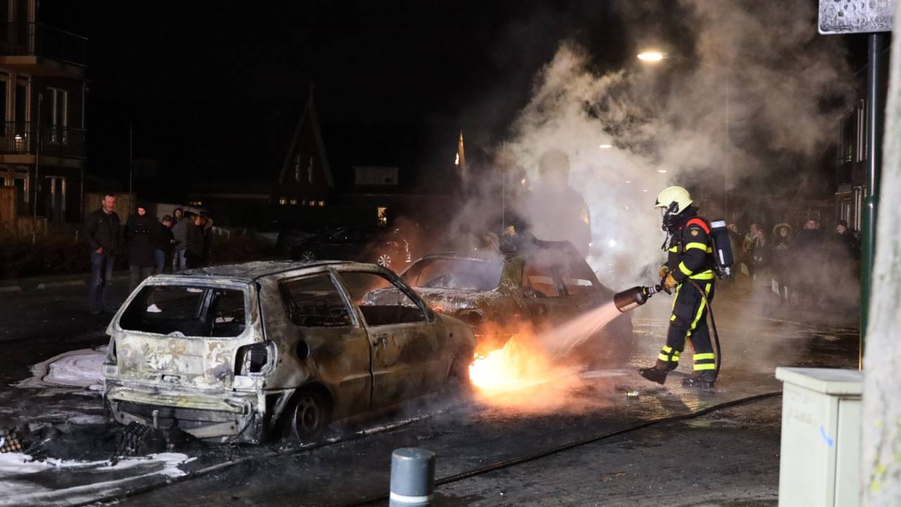 Twee auto's in brand gestoken (foto: Erik Haverhals / FPMB).