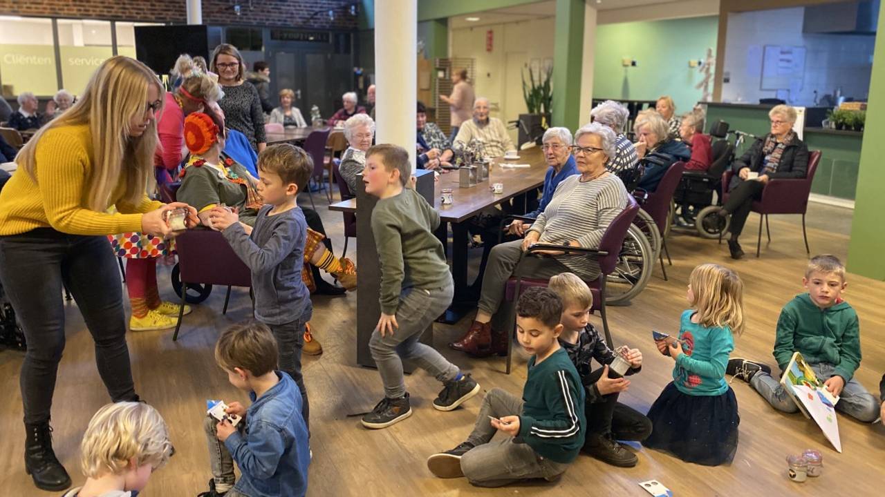 Goede Op bezoek bij een 'vreemde' opa en oma, leerlingen gaan langs bij VC-12