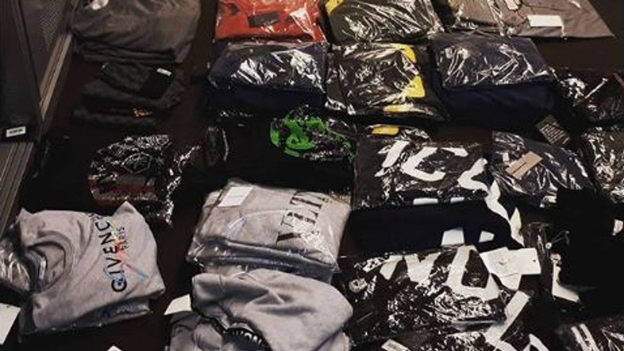 Een deel van de gevonden valse merkkleding. (Foto: @wijkagentpaul_eindhoven)