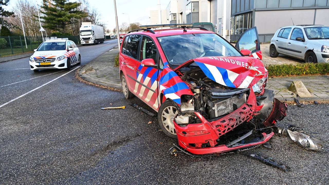 Geramde brandweerauto op de kruising van de Florijnstraat met de Penningweg in Etten-Leur. (Foto: Tom van der Put)