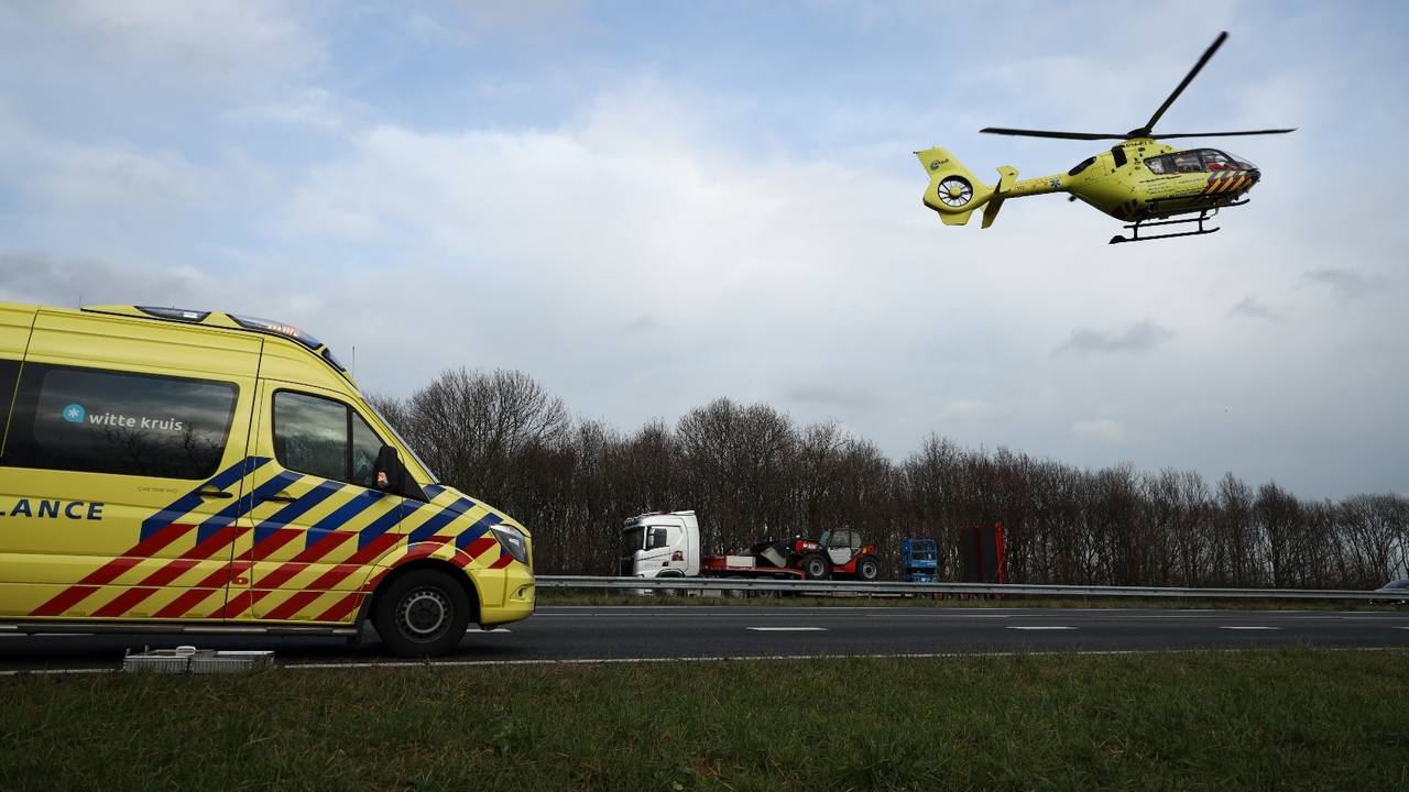 Een traumahelikopter landde op de snelweg (foto: Marcel van Dorst/SQ Vision) .