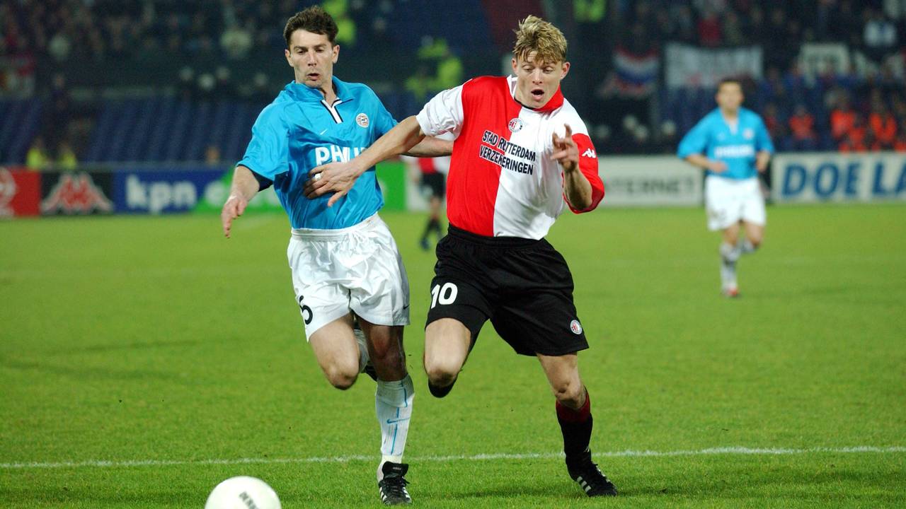 Jan Heintze (links) in duel met John Dahl Tomasson ( Bron: hollandse-hoogte)