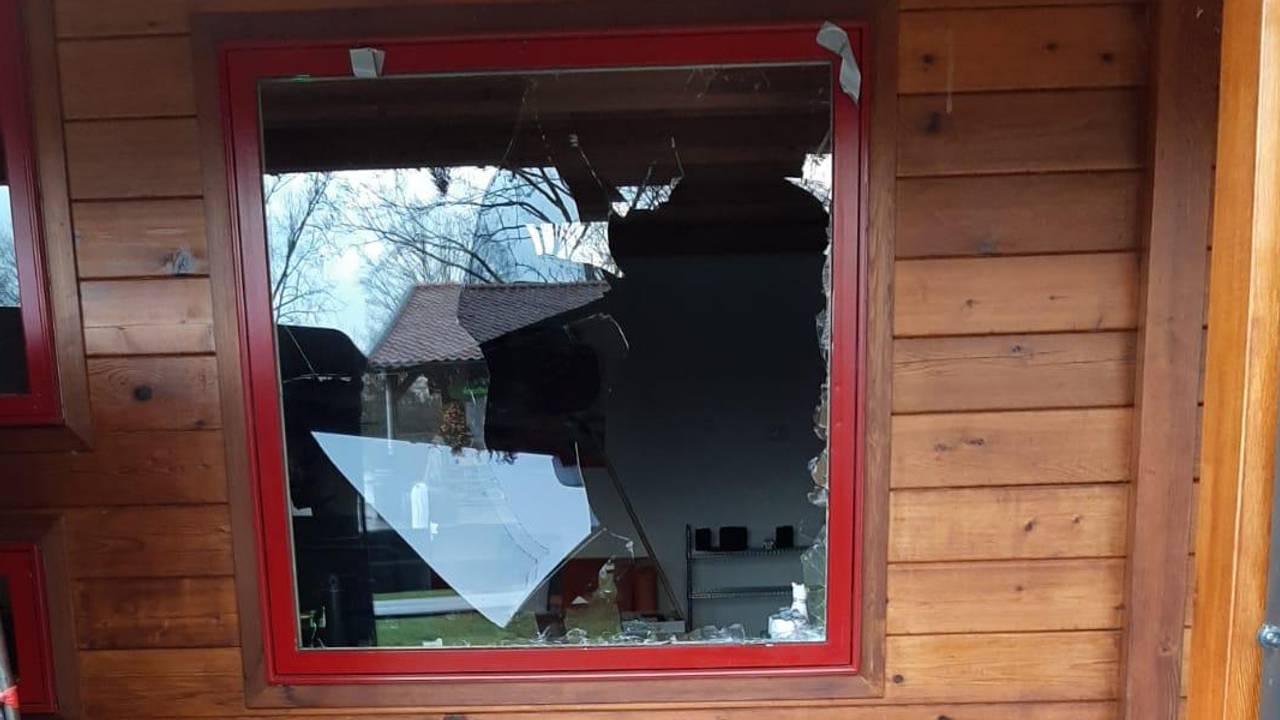 De ruit van het kantoor werd ingeslagen en de kluis meegenomen. (Foto: Talitha Visser)