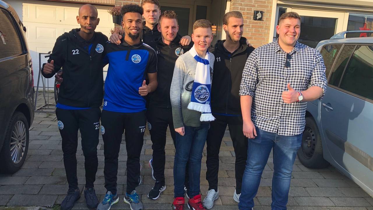 Jesse geniet van het bezoek van de FC Den Bosch-spelers.